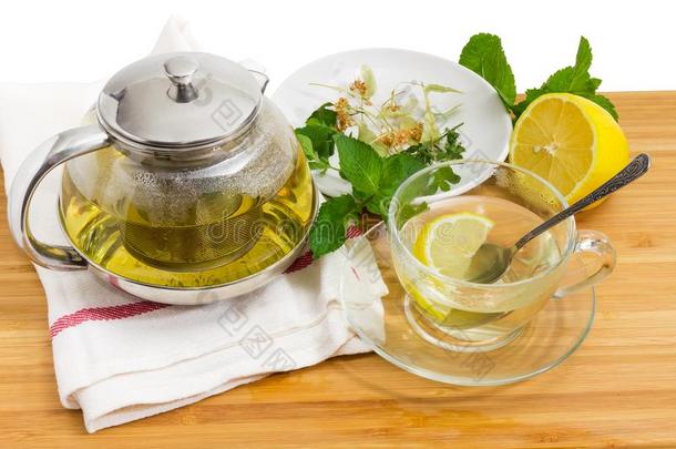 药草的茶水采用玻璃茶水pot和杯子,草本植物和柠檬