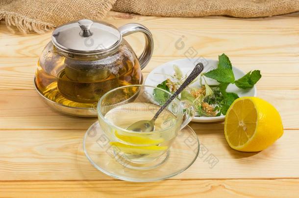 药草的<strong>茶</strong>水采用玻璃杯子和<strong>茶</strong>水pot,柠檬和<strong>草本</strong>植物