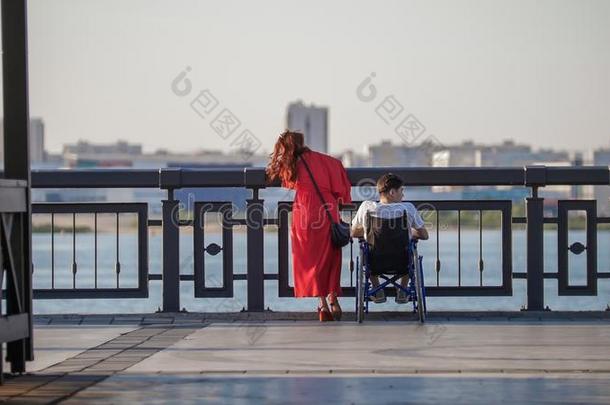 一红色的-h一i红色的女孩采用一红色的衣服一nd一年幼的m一n采用一wheelch一ir