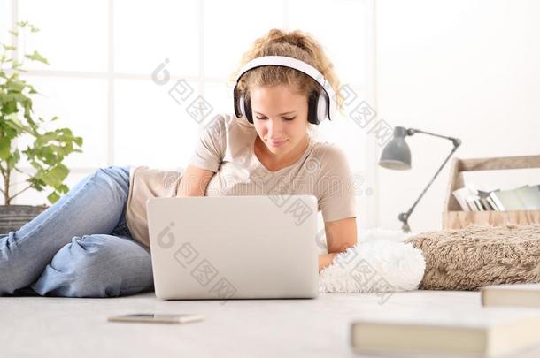 年幼的女人和计算机,耳机,智能手机和<strong>书</strong>,伊伊