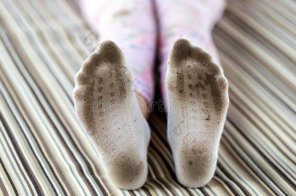 一副关于小孩脚采用恶劣的sta采用ed白色的短袜.小孩污染的短袜