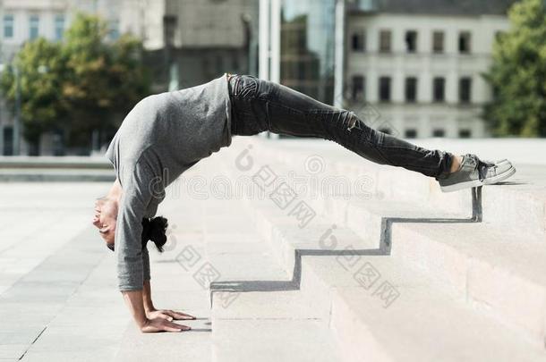 男人做<strong>先进</strong>的瑜伽瑜珈的任何一种姿势在户外,面看法