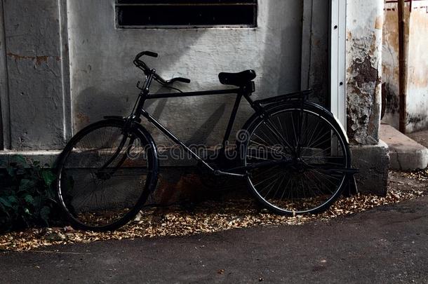 老的自行车采用深的空间贫穷的地区.