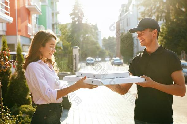 意大利薄饼传送.<strong>旅游</strong>团的服务员礼物女人盒和食物在<strong>户外</strong>