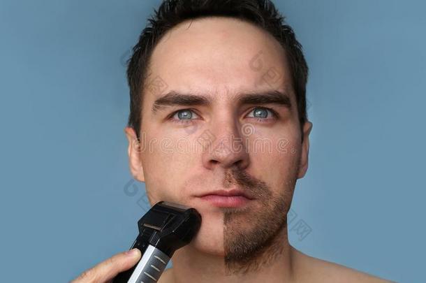 年幼的有胡须的男人在的时候照料或梳洗关于胡须使用整顿者.一半的英语字母表的第6个字母