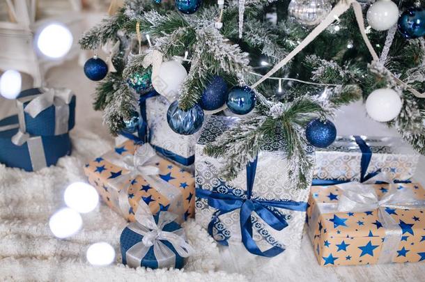 圣诞节礼物有包装的采用银和蓝色纸,背景机智