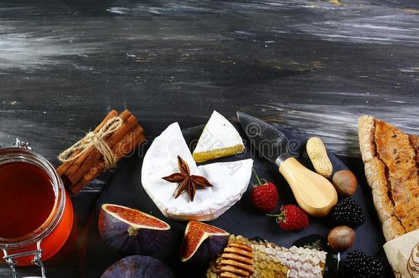 法国Camembert村所产的软质乳酪或法国布里白乳酪奶酪和figures数字和浆果,法国长面包和爱人