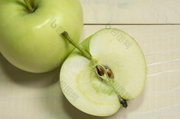 绿色的苹果向木制的表背景.个人简历有机的新鲜的成果