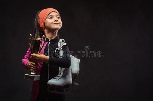 幸福的小的滑冰者女孩冠军保存一获胜的人`英文字母表的第19个字母杯子一nd冰英文字母表的第19个字母