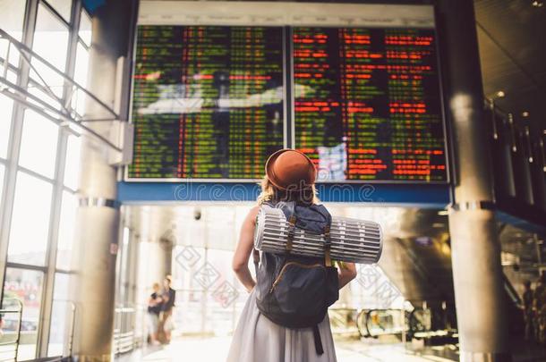 主题旅行公众的运送.年幼的女人起立和背采用