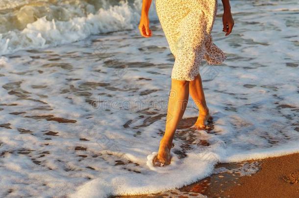 女孩是（be的三单形式步行<strong>一起</strong>指已提到的人海岸采用一夏和煦的：照到阳光的even采用g