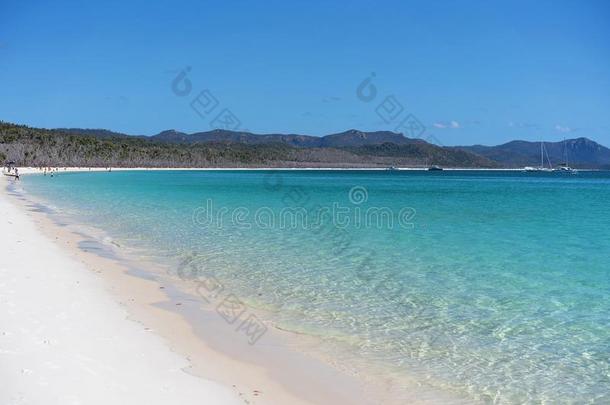 指已提到的人蔚蓝蓝色水和白色的硅石沙关于一海滩采用惠特桑