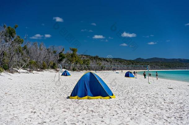 遮阳帐篷向白色的硅石沙海滩采用白人澳大利亚