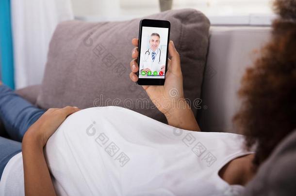 怀孕的女人磁带录像<strong>召开</strong>会议和医生向智能手机