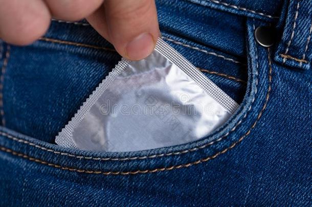 银颜色避孕套采用指已提到的人口袋关于一蓝色牛仔裤