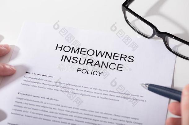 关-在上面关于房主保险政策形状