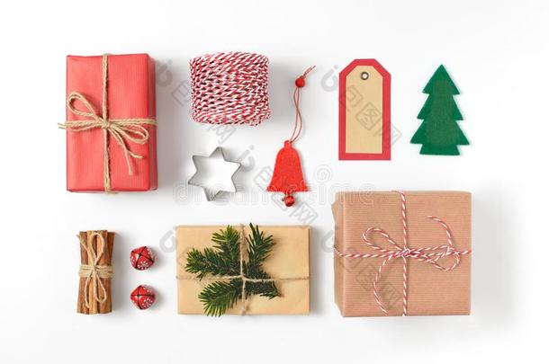 放置关于各种各样的圣诞节详细资料:礼物,松树树枝,玩具向