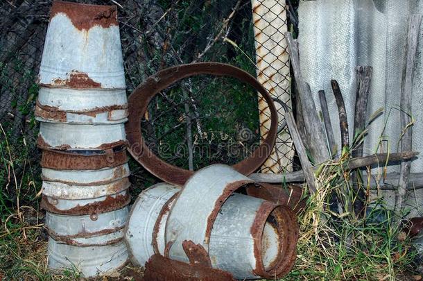 生锈的水桶采用指已提到的人农家宅院