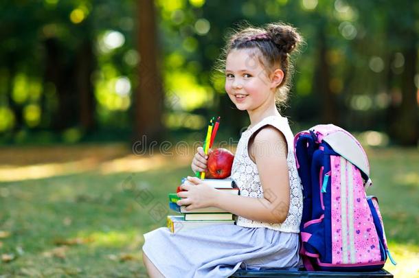 幸福的值得崇拜的小的小孩女孩阅读书和佃户租种的土地差异