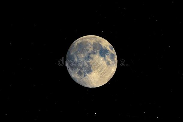 满的月亮看见和望远镜,布满星星的天