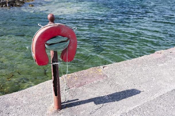 老的方式起泡沫浮标生活水安全戒指在海码头港口