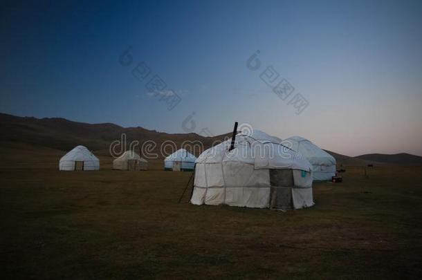 蒙古包在指已提到的人岸关于歌曲苯戊醇湖在指已提到的人黎明,吉尔吉斯斯坦