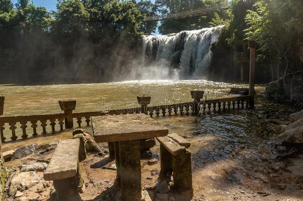 瀑布在近处城堡采用给你一个小小的词公园采用昆士兰州,澳大利亚
