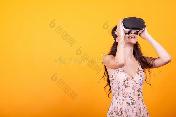 女孩演奏VirtualReality虚拟现实游戏采用实质上的现实头盔采用工作室越过叫喊