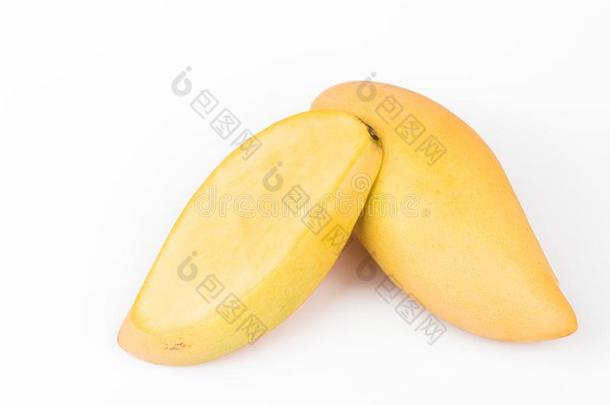 美味的成熟的芒果成果,芒果向白色的背景.
