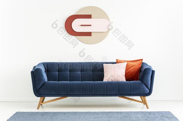 粉红色的和桔子枕头向蓝色沙发采用白色的寓所采用terior