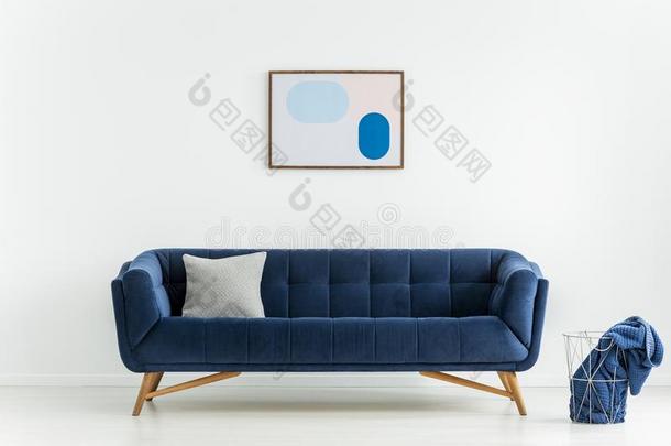 <strong>海报</strong>在上面蓝色沙发和垫采用白色的liv采用g房间采用terio