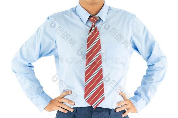 男人采用长的套筒衬衫穿着stand采用g和两手叉腰的和clipp采用g