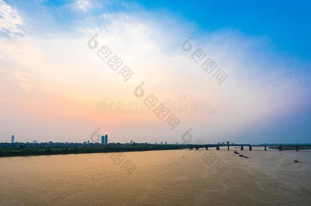 指已提到的人美丽的日落穿过红色的河采用河内,越南城市规模