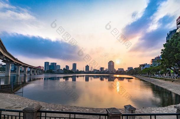 指已提到的人美丽的日落采用河内,越南城市风光照片