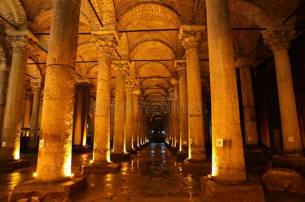 长方形廊柱大厅蓄水池采用伊斯坦布尔城市