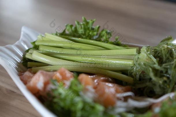 日本人食物,鲑鱼生鱼片和海草和蔬菜采用ceramic陶器的