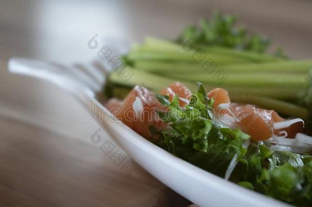 日本人食物,鲑鱼生鱼片和海草和蔬菜采用ceramic陶器的