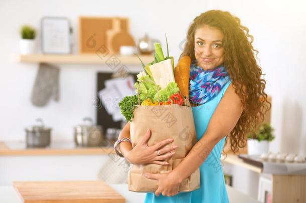 年幼的女人佃户租种的土地食品杂货店购物袋和蔬菜替身