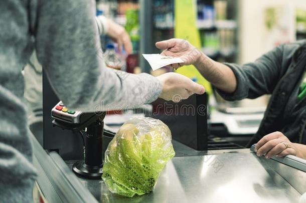 抽象的消费者采用食物商店钱箱