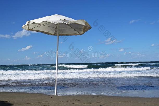 白色的太阳伞雨伞向沙的海滩在的时候异国的Vacati向