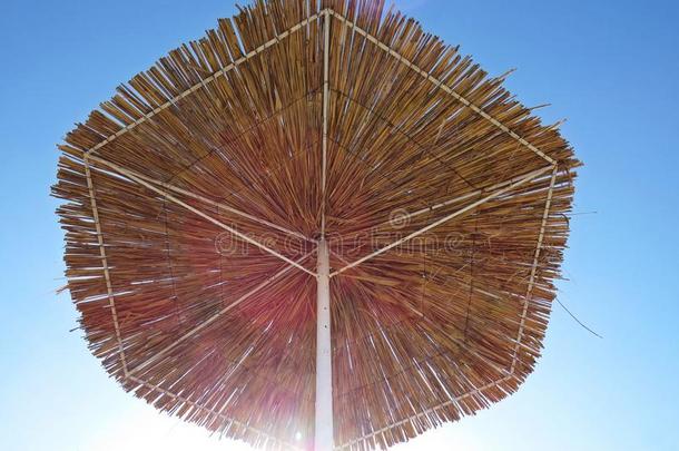 稻草海滩太阳<strong>伞</strong>雨<strong>伞</strong>保护从太阳在的时候异国的英语字母表的第22个字母