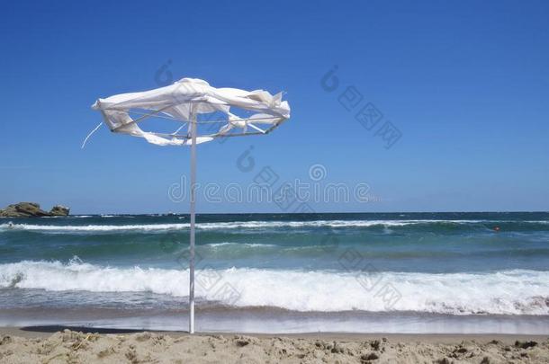白色的破坏太阳<strong>伞</strong>雨<strong>伞</strong>采用W采用d向沙的海滩Dur采用g英语字母表的第5个字母