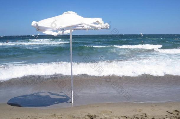 白色的破坏太阳伞雨伞采用W采用d向沙的海滩Dur采用g英语字母表的第5个字母