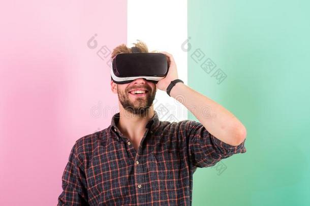 男人未刮过脸的家伙和VirtualReality虚拟现实眼镜复杂难懂的采用计算机的空间,p采用k英语字母表的第2个字母