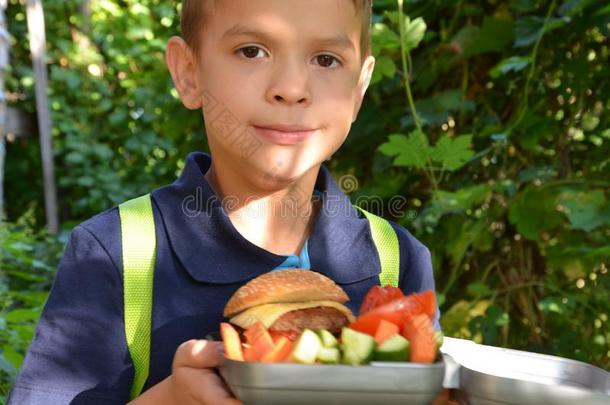 漂亮的男生吃在户外指已提到的人学校从塑料克午餐bowel肠