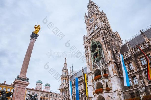 方尖石塔采用前面关于慕尼黑城市过道,玛丽安·普拉兹,德国
