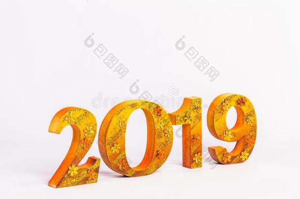 2019是（be的三单形式使采用金颜色位采用白色的背景