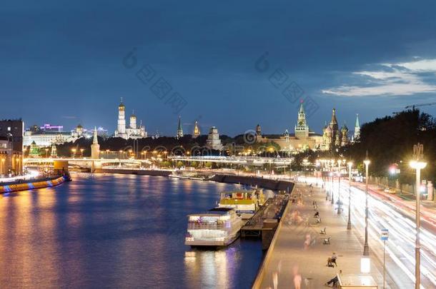 莫斯科城堡,城堡路堤和莫斯科河在夜采用