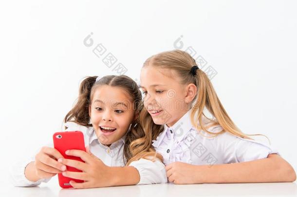 现代的生活观念.小的孩子们女儿学习智能手机同样地我