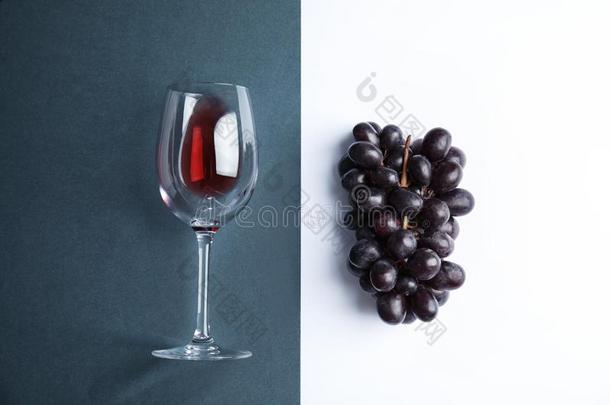 新鲜的成熟的多汁的葡萄和玻璃和红色的葡萄酒向颜色后座议员